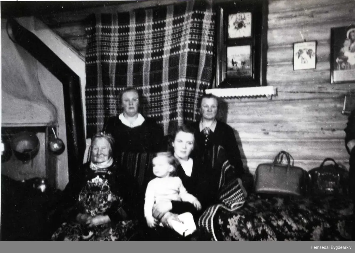Fem generasjonar.
Fremst frå venstre: Anne (Store-Anne) Kirkebøen, Ingrid Dokk med Oddvar Dokk i fanget.
Bak frå venstre: Anne Grøthe og Ingrid Kirkebøen
Biletet er teke kring 1953 på Kirkebøen.