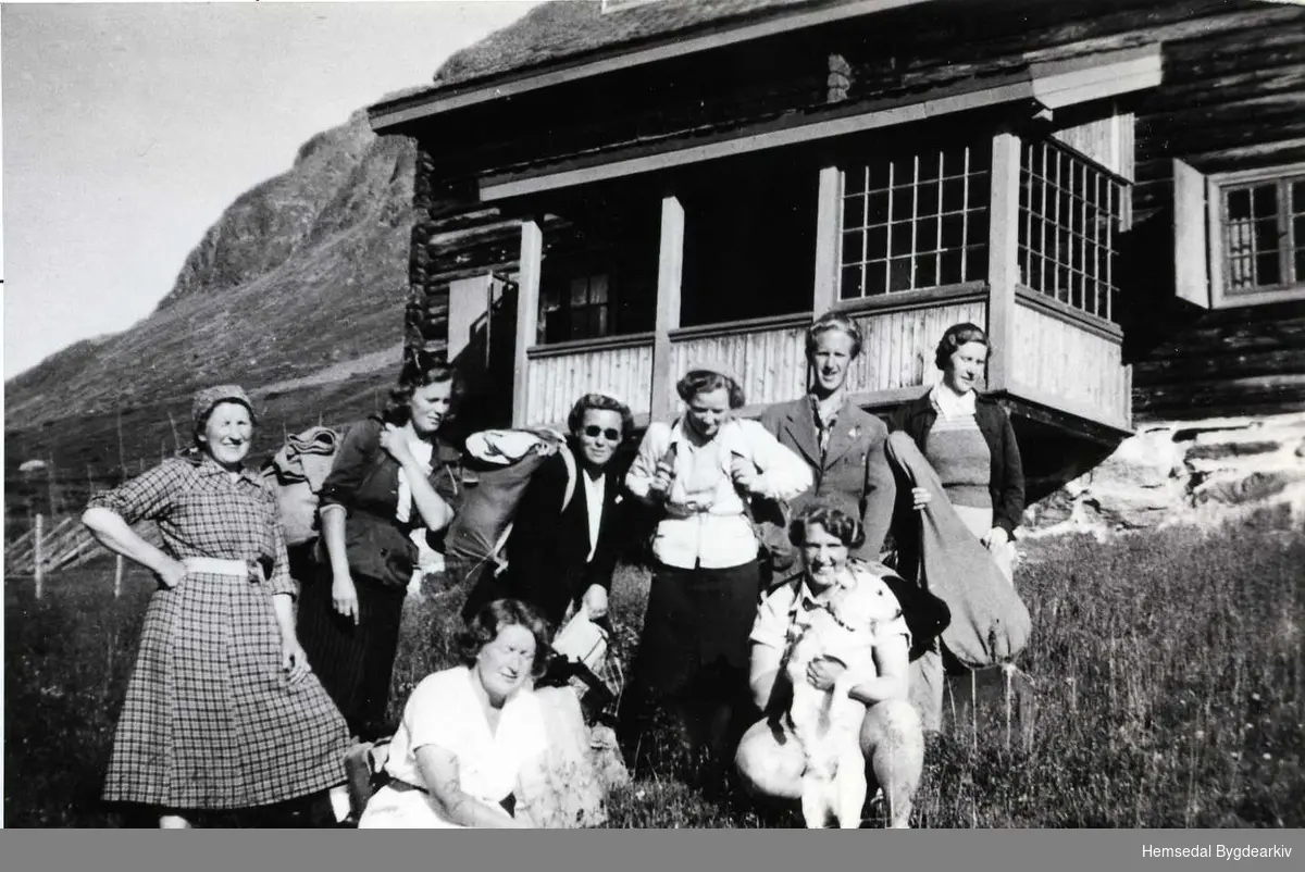 På Jordestølen i Hemsedal, ca. 1938
Eline Jordheim til venstre. Resten er byfolk.
