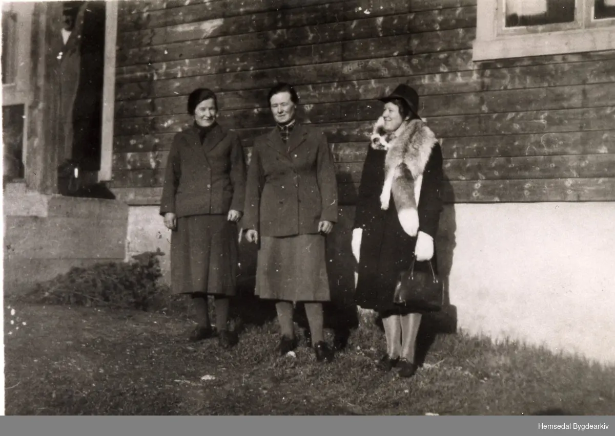 Frå venstre: Ingebjørg S. Engene, Margit S. Kirkebøen, Birgit Bakke. Fotograferte på Kyrkjebøen i Hemsedal i 1946.