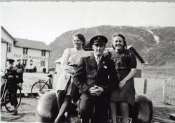På Bruvold, Tuv i Hemsedal, 1942-1943.
Frå venstre: Margit F