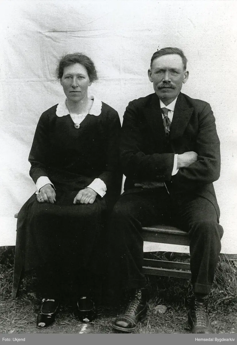Brurebilete av Torstein Flatåker (1882-1969) og kona Margit Heggestad (d.e.)  (1890-1955) frå Hemsedal.