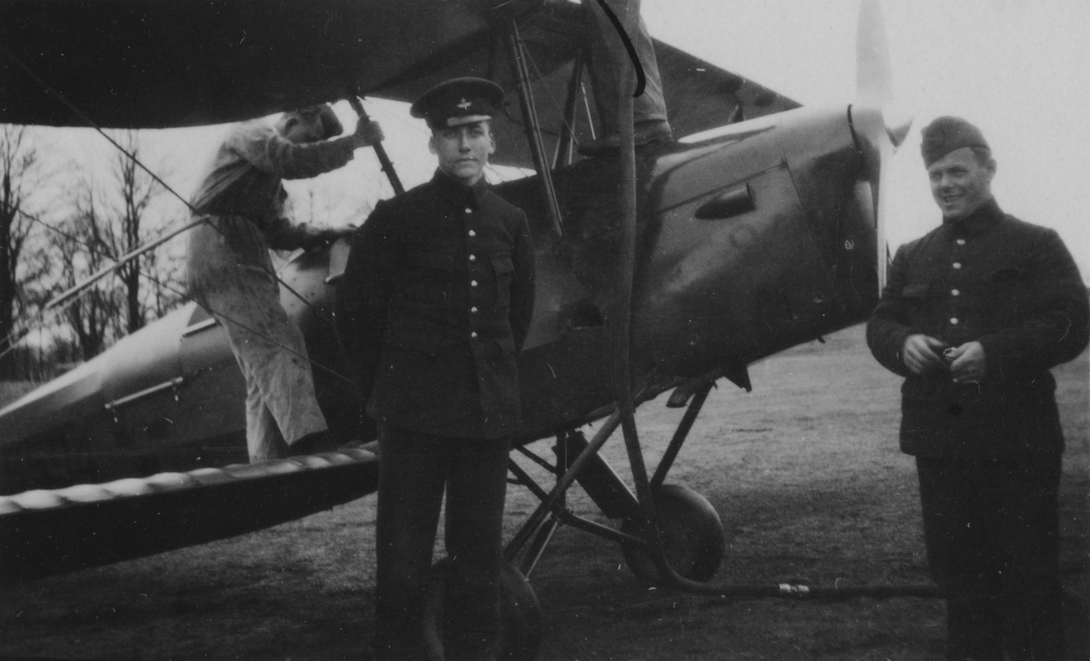 Bilder från F 3 Malmen, 1930-1940-tal. Eric Barrheds samling.
64 fotografier visandes flygverksamhet, flygplan, personer, porträtt, gruppbilder av värnpliktiga, miljöbilder, fallskärmshopp och privata bilder.