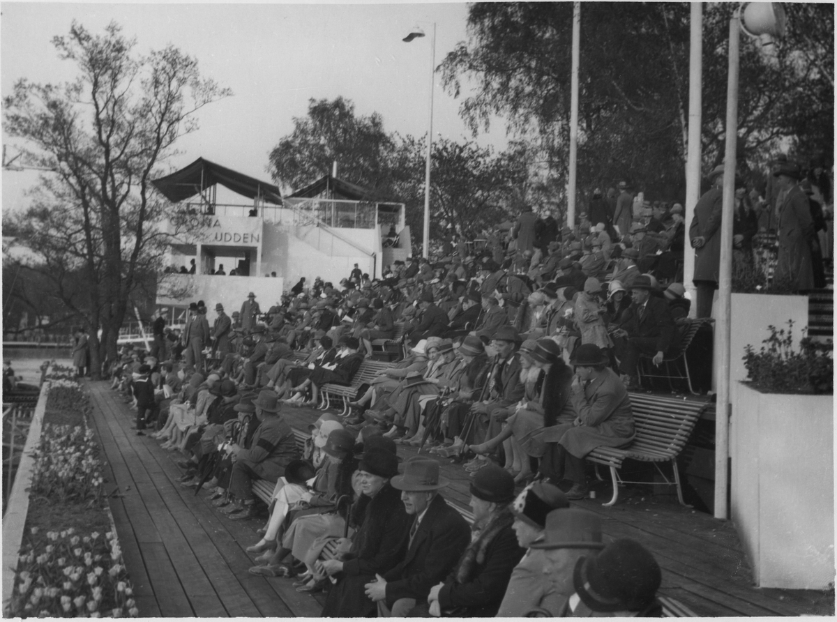 Stockholmsutställningen 1930
Bänkestraden med folk på Djurgårdsön, Gröna Uddens konditori i bakgrunden