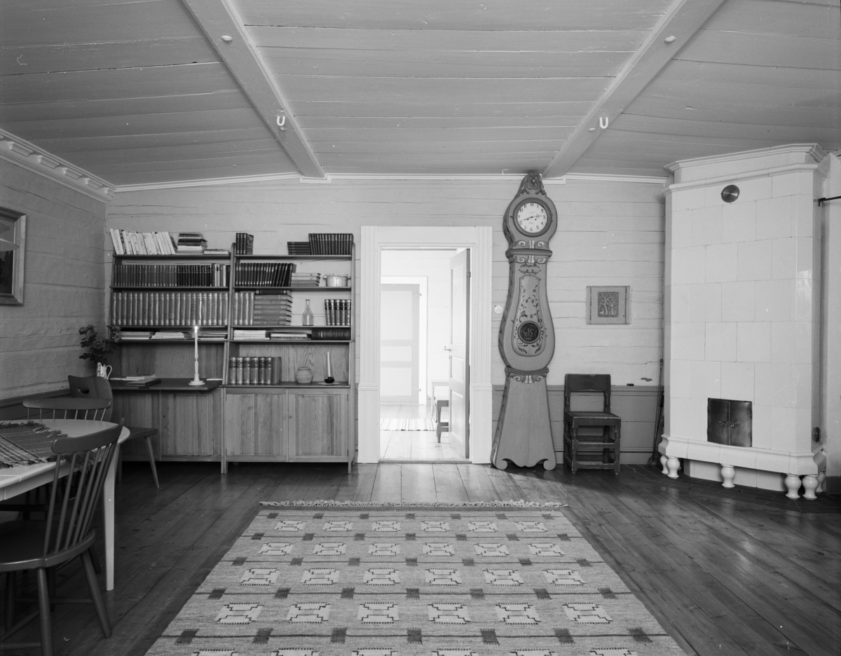 Ingenjör Lidströms hus
Interiör av vardagsrum med kakelugn och golvur.
