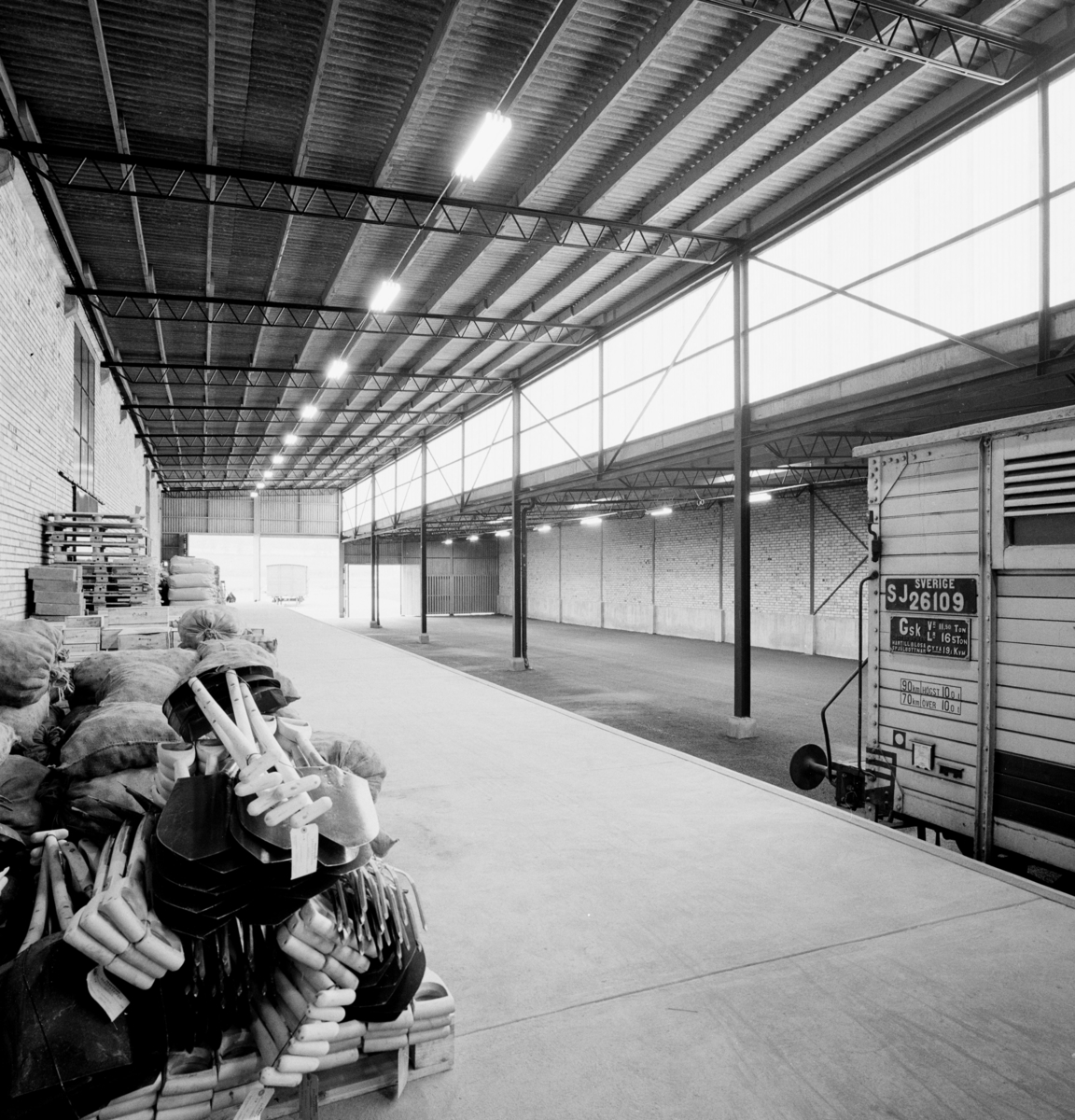 Lagercentral i Jönköping
Interiör av lager. Matsäckar i förgrunden.