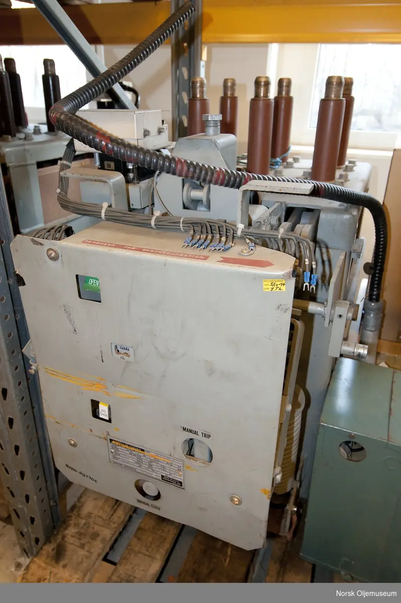 Elektrisk utstyr bestående av en transformator og en boks brukt til flombelysning på helidekk/HST.
