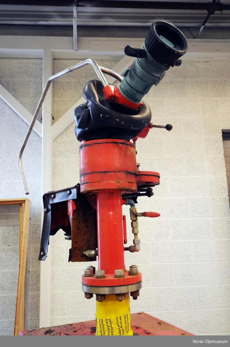 Brannsprøyte til brannslokking. Med ventilsystem og elektriske funksjoner og produsert i Norge i 1993.