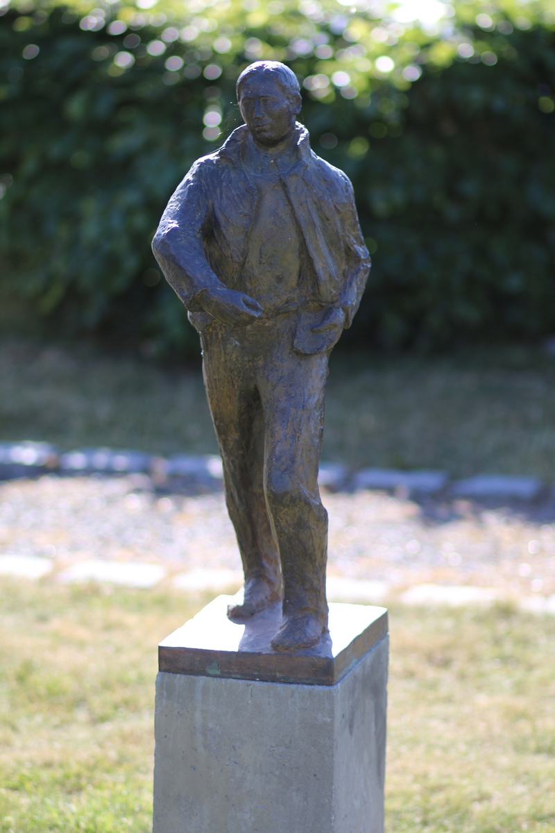 Skulptur i bronse av en mann. Tittel: "Såmann" - Nordal Grieg, konkurranseutkast fra 1953. Se også nr.186.