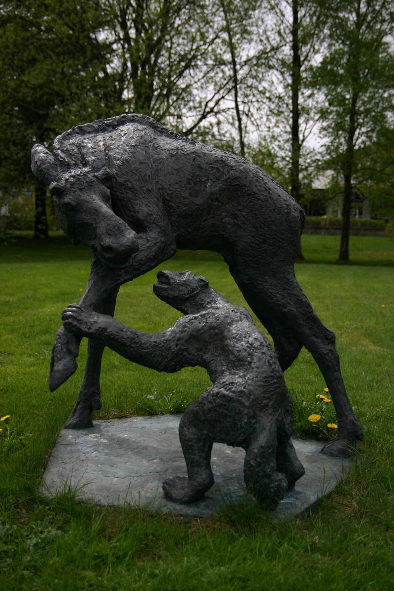 Skulptur i gips av en jerv som angriper en elgkalv. Den er i flere deler.
Denne figuren støpt i bronse ble solgt til Lindesnes kommune. Står foran Lindesnes Omsorgsenter.