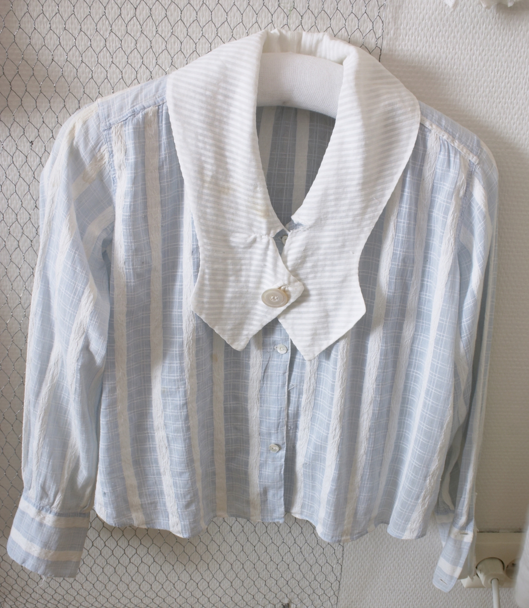 Blå og hvitstripet bluse med lange arme og stor hvit krage.