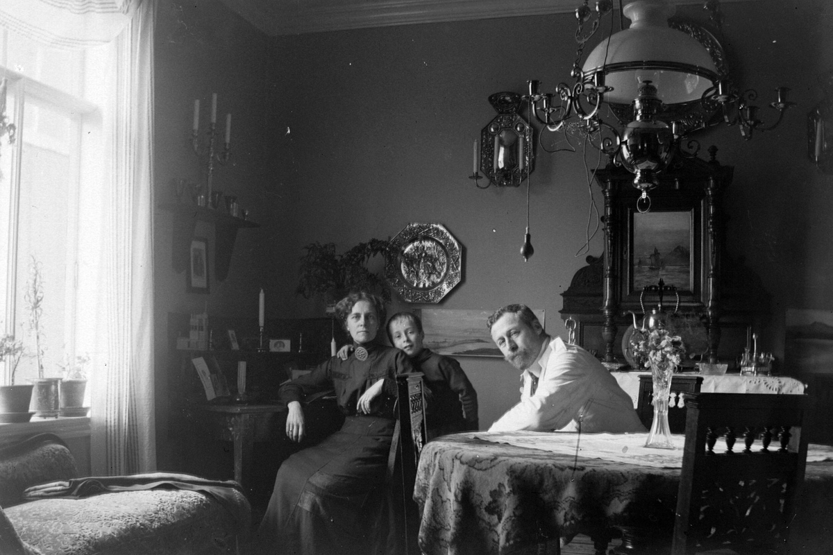 Lege Christian F. Rossow, med kone Dagny og sønn Eivind, fotografert i finstua.