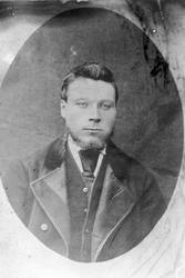 Reproduksjon av gammelt studioportrett. Motivet er brystbild