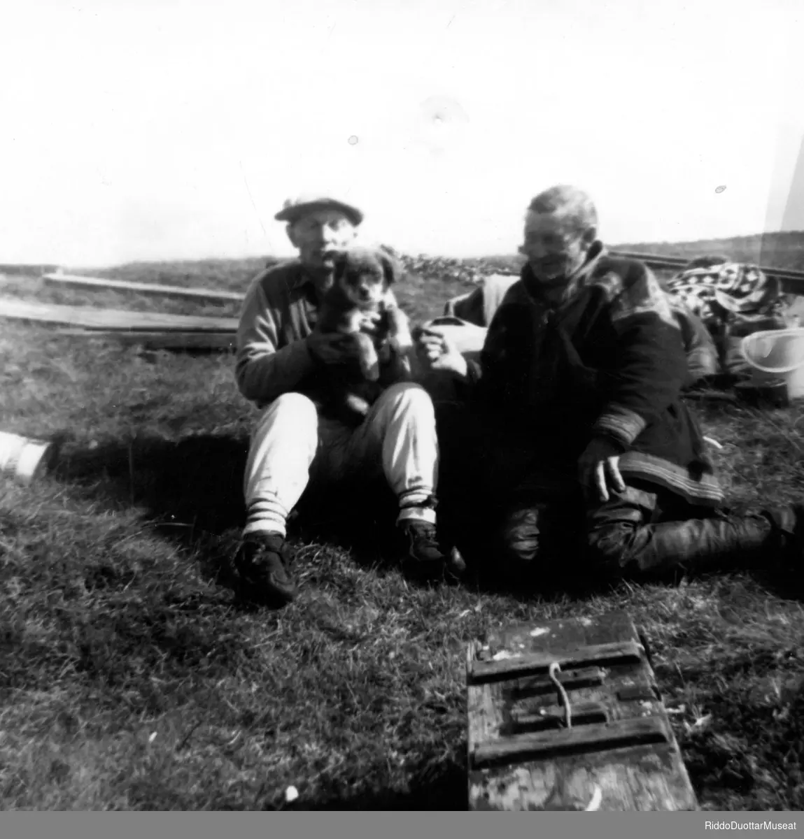 Ánte Bongo ja Eváš Lásse, Antes lea vielppis salas.
Anders Bongo med en valp i fanget og Lars L. Gaino på fjellet.