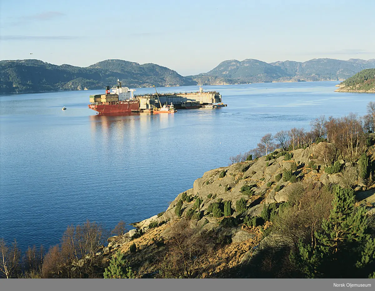 Sibig Venture ankommer Ålfjorden, Ølen med bunnseksjonene av beskyttelsesveggene til Ekofisk 2/4 T.
