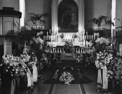 Interiør i kirke, Chr. Hannestad sin båre.