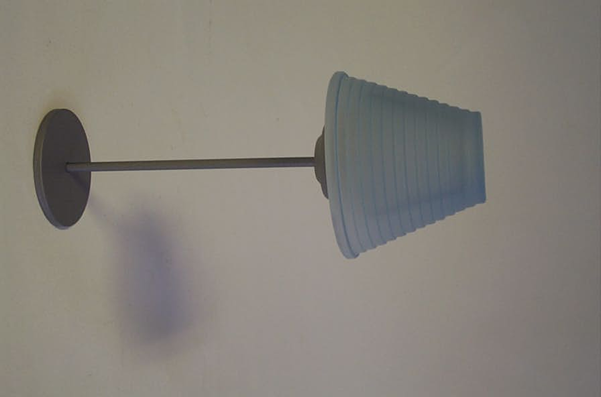 Form: I form av bordlampe
Innkjøpt av elevar frå 9. klasse ved Sogndal Ungdomskule til utstillinga "Barn og ungdom"