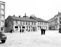 Torvet i Sarpsborg, øvre del ca. 1950, en søndag.
Kolonial 