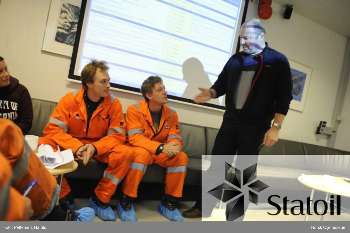 "SJA-møte" på Statfjord C.  SJA står for "sikker jobb analyse" og møtene inngår som en del av prosessen som må til for at utføringen av et bestemt arbeid skal kunne planlegges og gjennomføres etter gitte retningslinjer og sikkerhetsprosedyrer.