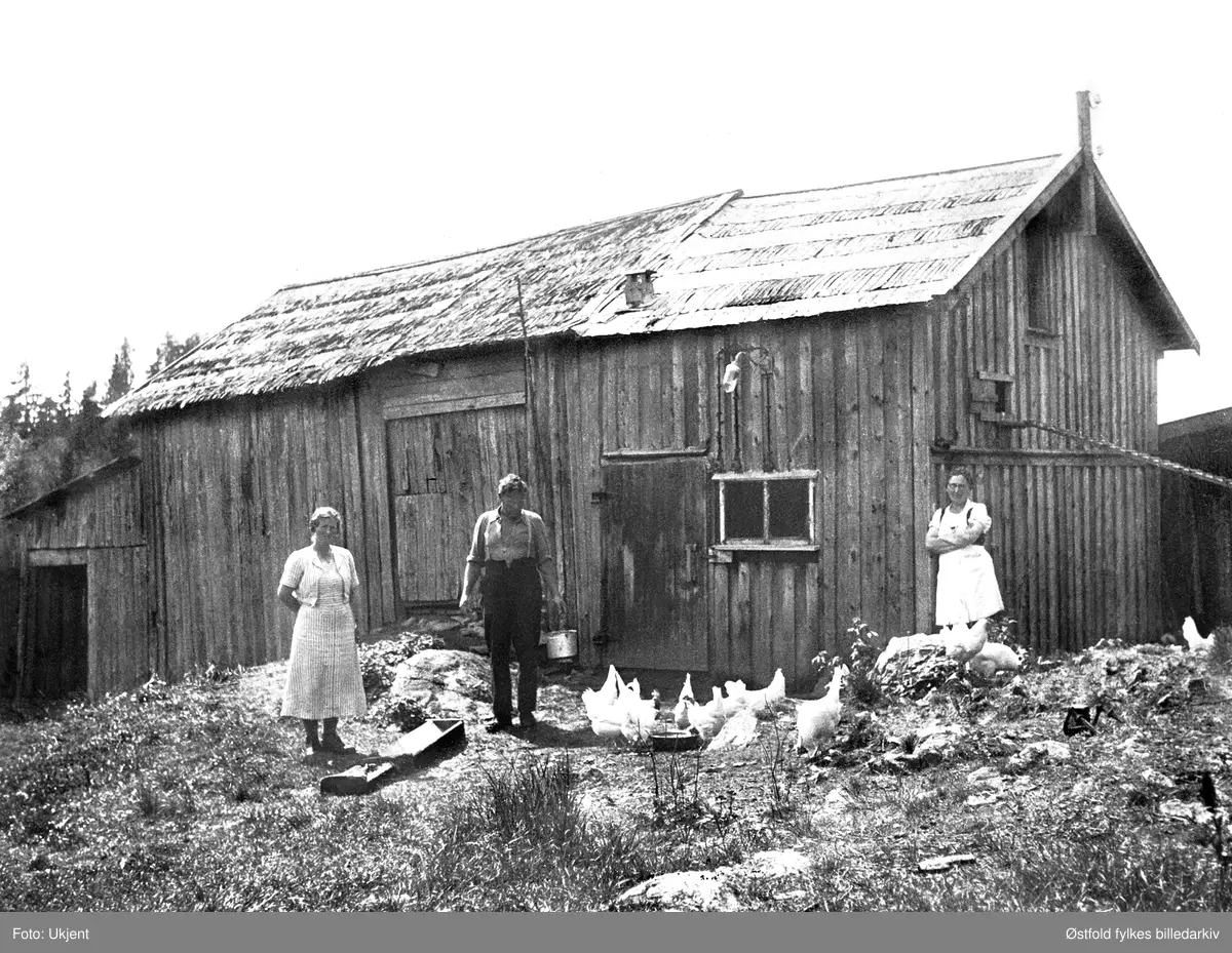 Søndagsstillhet en sommer ca. 1933-35 på husmannsplassen Krokås. .  
Fra venstre 
Lovise Hansen f. Kvisler 
Birger Hansen, (evangelist fra Trøndelag), 
Margit Svendsen fra Askim, g. med Magnus Svendsen fra Nesa gård.