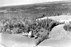 Oredalen i Borge. Gården ligger i et område med masse skog. 