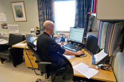 Sykepleier Svein Stalheim i helsekontoret på Statfjord C.