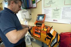 Sykepleier Jarle Offerdal har avansert teknisk utstyr tilgje