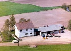 Skråfoto av Tjernes landhandel og bensinstasjon/verksted, Øs