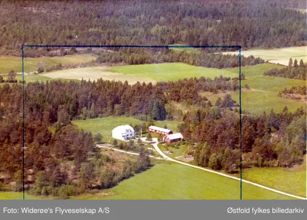 Skråfoto av villa med uthus på ukjent sted i Degernes, Rakkestad 13. juni 1966. 
Daværende eier var Adolf Eng.