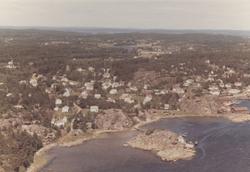 Oversiktsbilde av Skjærhalden, Kirkeøy på Hvaler, juli 1967.