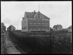 Lande skole i Tune ble innviet i 1915.