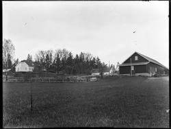 Tune prestegård til venstre i bildet.