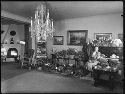 Stueinteriør med jubilanter, ant. ektepar. Larsen 1947.
Ste