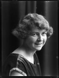 Portrett av ukjent ung kvinne, fotoatelier, 1926.