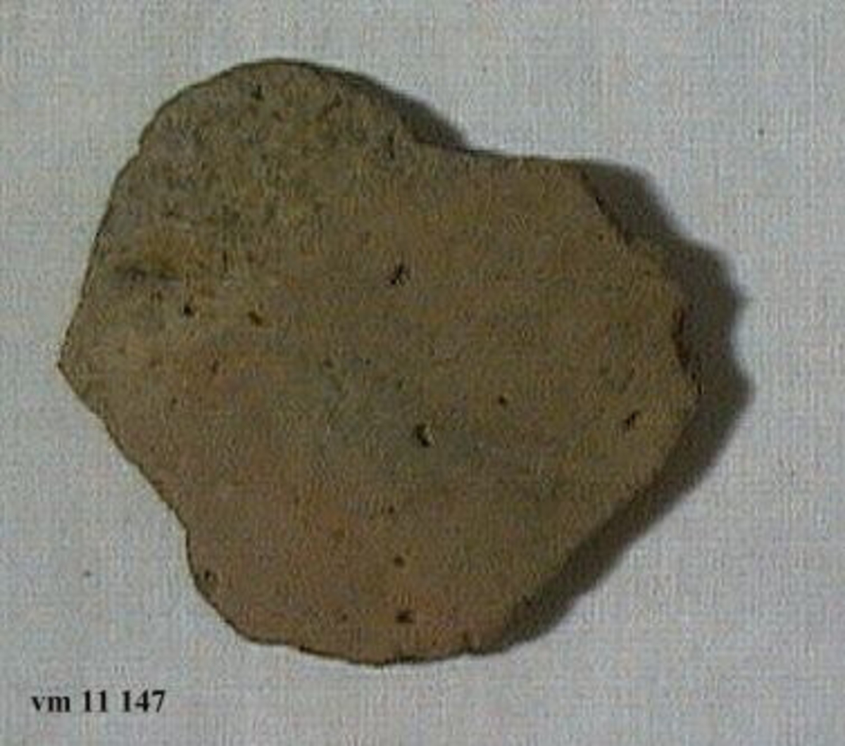 11 147: Från Kongsviken, Morlanda socken, Bohuslän.

Keramikskärva, oornerad, 1 st. L. 7,4 cm