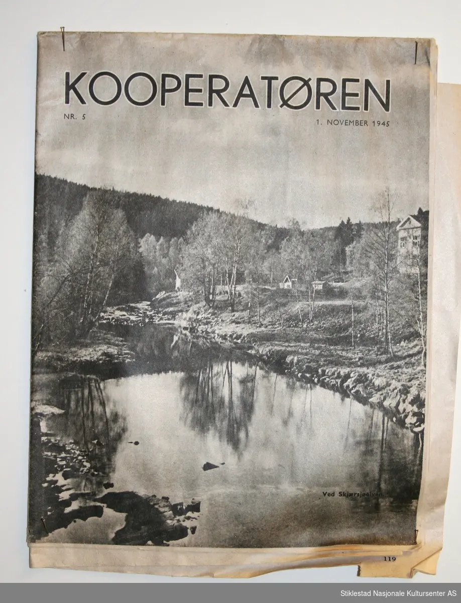 Medlemsblad for NKL/Coop med tittel Kooperatøren. Bladet er uoppskåret. Utgitt førjulsvinteren i 1945. Illustrert med bilder.