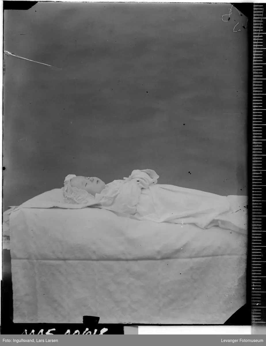 Post mortem, bilde av et barn på likstrå.