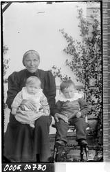 Portrett av en kvinne og to barn.