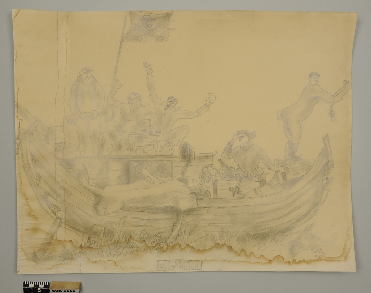 Det er en tegning på papir med blyant. Det er flere personer på en båt som står på en gressplen. Nederst er det tekst. Det er vannskader nederst og på venstre siden.
På backsiden er det skrevet tekst og tall med kulepenn. Det er delvis uleselig.