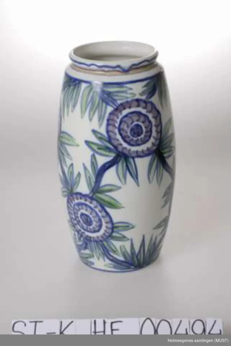 Hånddekorert keramikkvase. Dekor: Abstraherte blomster i brunt, blått og grønt.