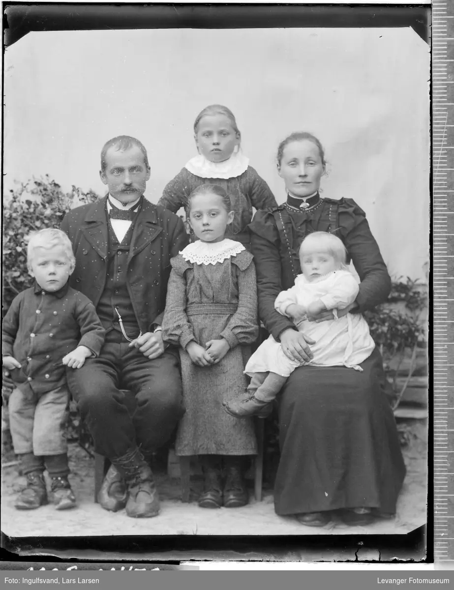 Gruppebilde av en mann, en kvinne og fire barn.