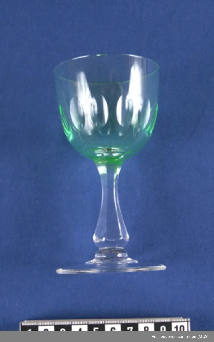 Sett av 8 rhinvinsglass med navnet "Derby" med grønn klokke med oliven sliping og slipt stett. Glasset er produsert  på Hadelands Glassverk. I 1974 ble servisene Edvard og Derby hentet fra England og man kopierte disse, samt navnene. Servisene ble produsert helt til 1940-årene.