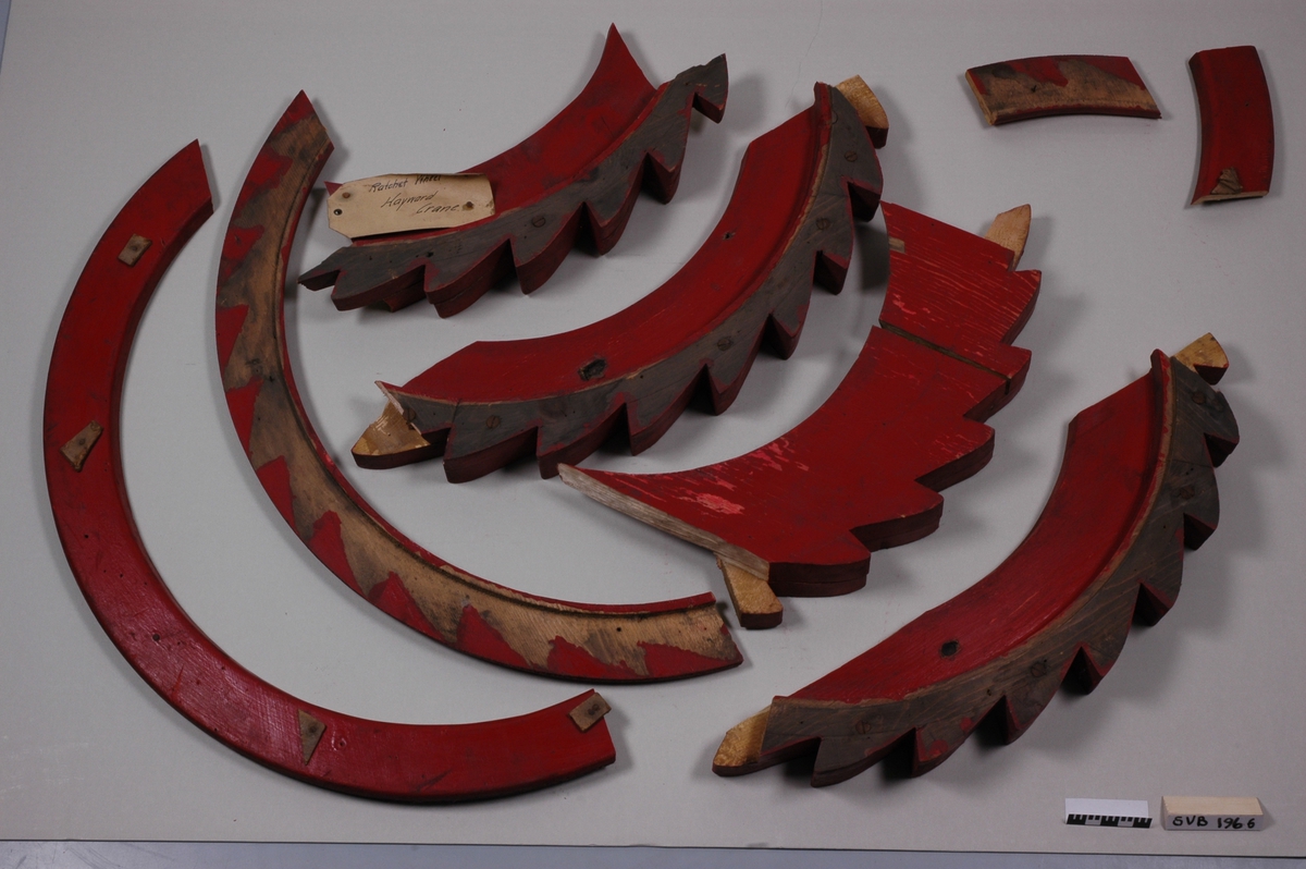 Rødmalt trstykke. Modell for støping av jern. Formet som et tannhjul med mothaker.
