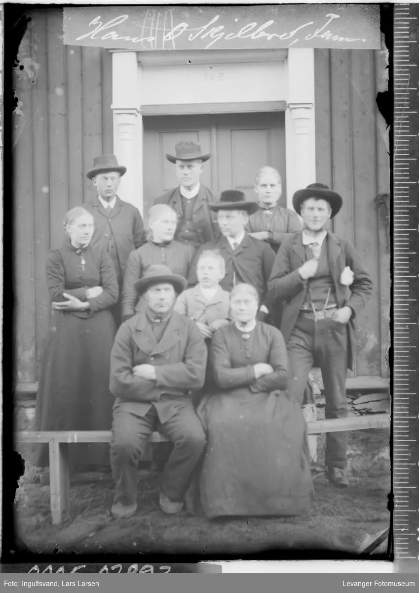 Gruppebilde av fem menn, fire kvinner og et barn.