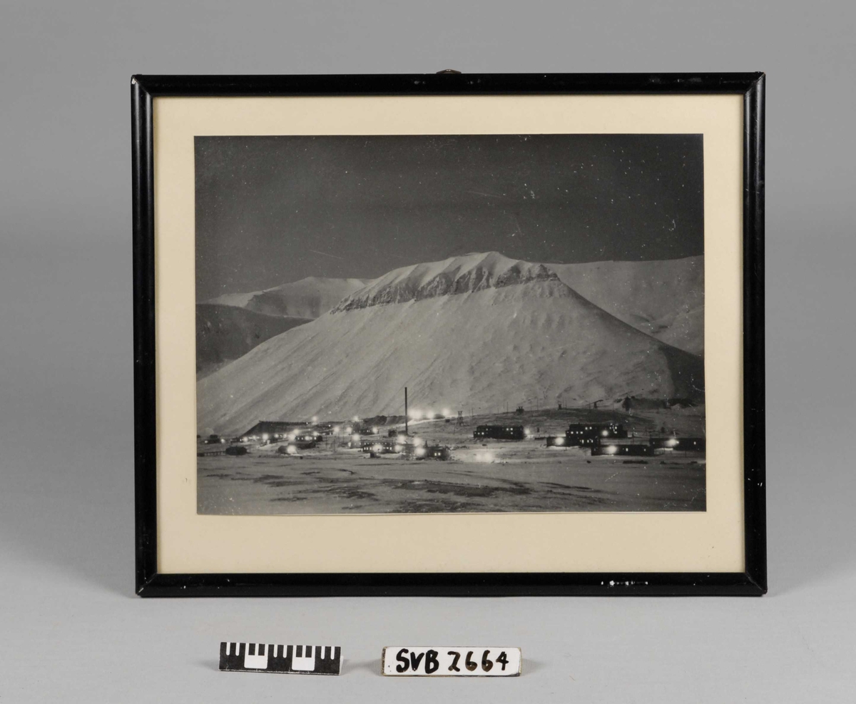 Innrammet sort-hvitt fotografi. Motiv: Sveagruva 1948