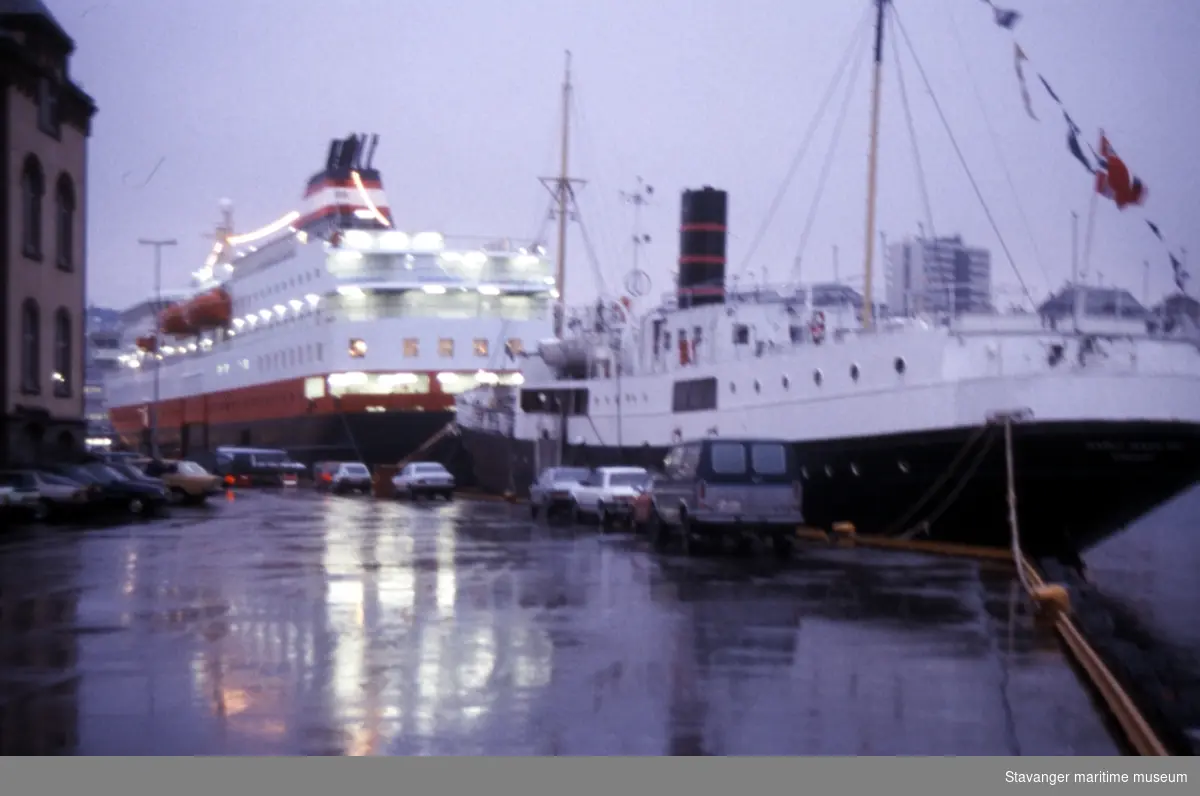 Hurtigruten "Nordlys" og MS gamle "Rogaland" til kais i Stavanger, 24.03.1994.
