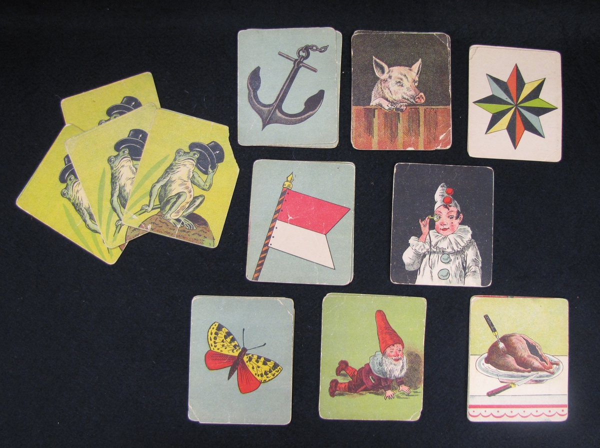Kortlek med 36 kort och 9 olika motiv som skall paras ihop.

9 olika motiv: groda, gris, fjäril, ankare, Pelle-Jöns, tomte, stjärna och anka.