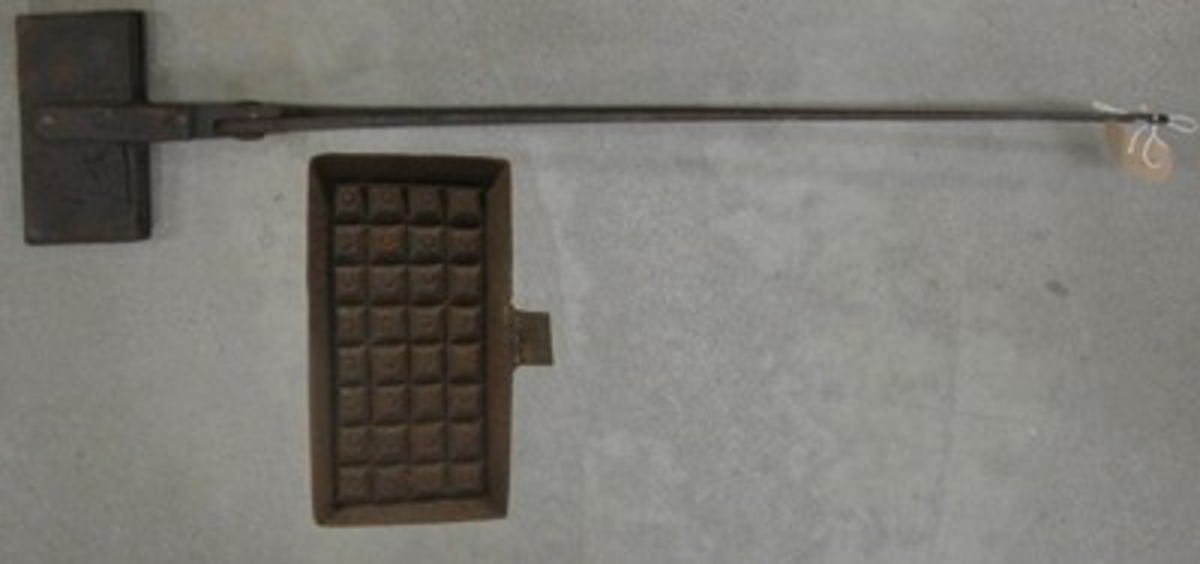Rektangulärt våffeljärn med liksidigt mönster.
 
Litteratur: Erkki Fredriksson, Keski-Suomen Museo:
 Rån och Våfflor'