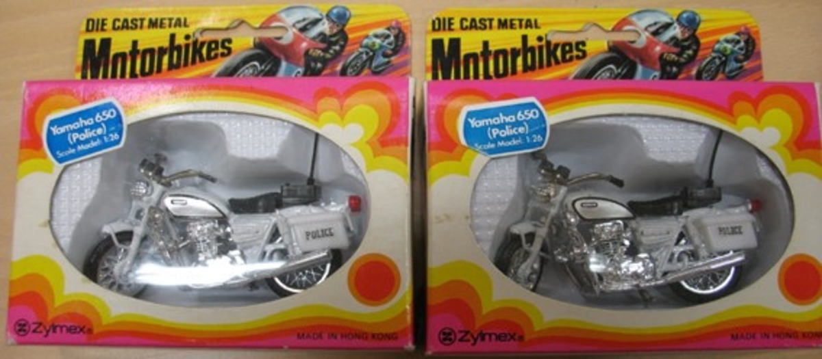 2 st leksaksmotorcykel tillverkade av zylmex, Hong Kong, under 1970-talet. Motorcykeln är av metall, ca. 8 cm lång och ligger  i orginalförpackning. Vid inköp har den kostat 5-9.75 kr. st.