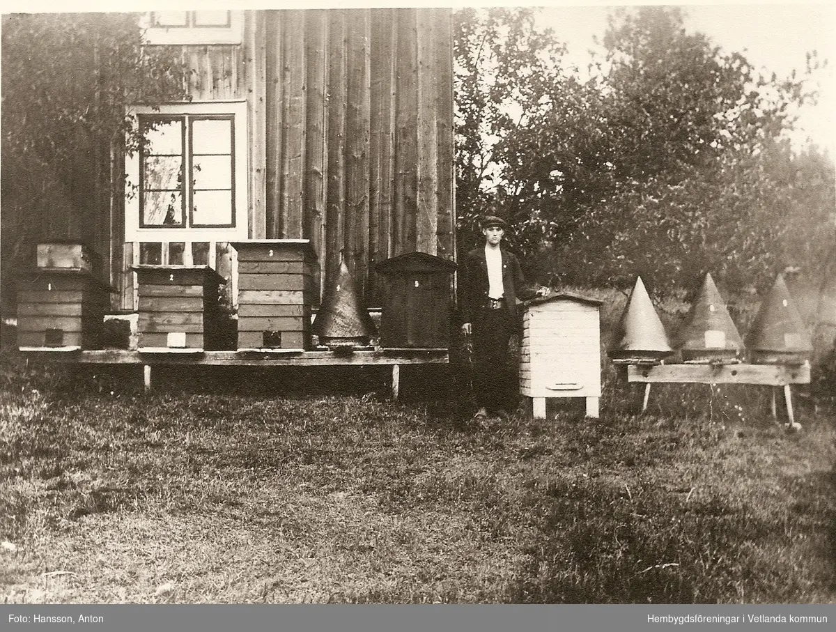 Bikupor i Amnabro, 1910-tal, efter 1912.
 
Fröderyds Hembygdsförening