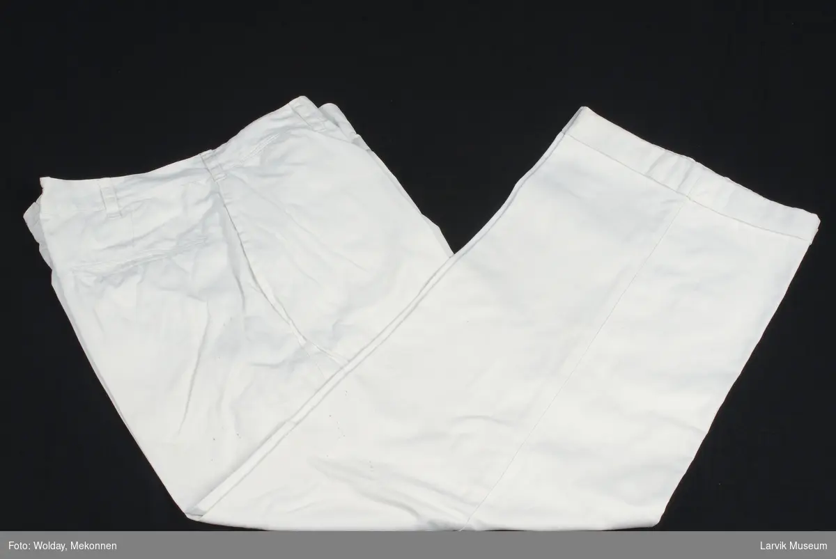 Form: hvitt bomullstøy,linningsfór og innelommer
